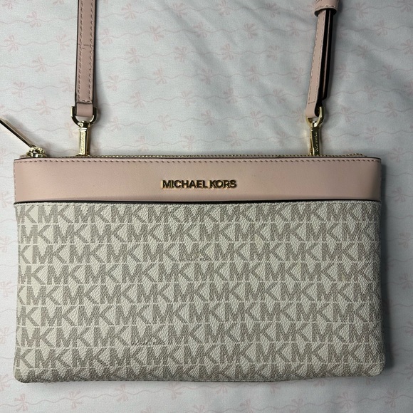 michael kors clutch style bag with detachable long strap :) - Picture 1 of 4